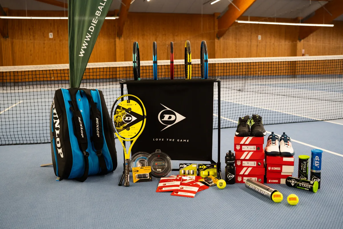 Tennis Equipment in der Ballmeisterei